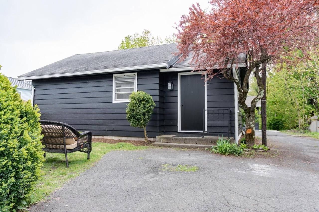 Retro Retreat Renovated 2Br, Desk, No Chore List! Kingston Extérieur photo